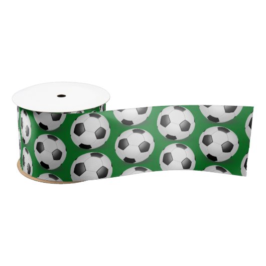 Fußball-Balls auf der grünen Satin-Ribbon Satinband (Spule)