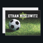 Fußball Bar Mitzvah geklappt Dankeschön Karte 2<br><div class="desc">Dieses personalisierte Fußball-Thema Bar Mitzvah Dankeschön-Kartendesign (gefaltete Notizkarte) verfügt über ein Nachtfußballstadion mit einem grünen grasbewachsenen Fußballfeld mit einem schwarz-weißen Fußball, der auf dem Gras in der unteren links Ecke sitzt. Unter dem weißen Namen des Bar Mitzvah steht ein hellgrüner David-Stern in einem sportlichen Akzent-Schriftart. Diese erschwingliche Bar Mitzvah gefaltet...</div>
