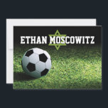 Fußball Bar Mitzvah geklappt Dankeschön Karte 2<br><div class="desc">Dieses personalisierte Fußball-Thema Bar Mitzvah Dankeschön-Kartendesign (gefaltete Notizkarte) verfügt über ein Nachtfußballstadion mit einem grünen grasbewachsenen Fußballfeld mit einem schwarz-weißen Fußball, der auf dem Gras in der unteren links Ecke sitzt. Unter dem weißen Namen des Bar Mitzvah steht ein hellgrüner David-Stern in einem sportlichen Akzent-Schriftart. Diese erschwingliche Bar Mitzvah gefaltet...</div>