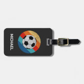 Fußball-Design auf farbenfrohen Retro-Hintergrund Gepäckanhänger (Vorderseite horizontal)