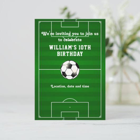 Fußball Feld Custom Geburtstagseinladung (Stehend Vorderseite)