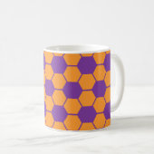Fußball / Fußball-Ball Textur - Lila & orange Kaffeetasse (VorderseiteRechts)