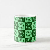 Fußball-/Fußball-Muster - grün Kaffeetasse (Mittel)