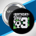 Fußball Geburtstag - 3 Jahre alter Junge - 3. Gebu Button<br><div class="desc">Dieses Fußball-Geburtstagsdesign ist perfekt für eine 3-jährige Jungen-Fußball-Geburtstagsparty,  die ihren 3. Geburtstag feiert! Ideal für Kinder,  die Liebe Fußball zu spielen,  Fußball oder künftige Fußballstar-Spieler zu sehen! Spielt einen Fußball auf einer Fußballfeldgrafik mit Nummer 3 für den 3. Geburtstag eines Jungen.</div>