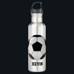 Fußball-Gewohnheit Trinkflasche<br><div class="desc">Große schauende Freiheitswasserflasche,  getan im Grau.  Grafiken eines Schwarzweiss-Fußballs verziert die Front.  Schwarzer Text,  unter dem Ball,  ist bereit zu personifizieren,  um alles zu lesen,  das Sie wollen.  Groß für jederzeit.</div>