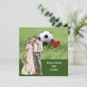 Fußball-Hochzeit Thema mit Ball auf Grün Einladung (Stehend Vorderseite)