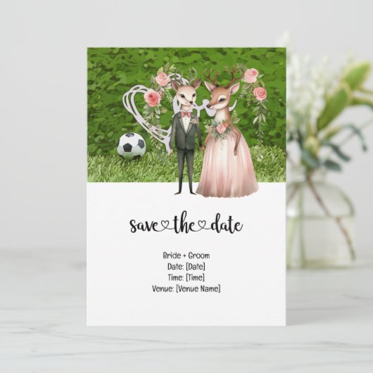 Fußball-Hochzeit Thema mit Ball auf Grün Einladung (Stehend Vorderseite)