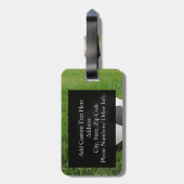 Fußball im Gras Gepäckanhänger (Rückseite vertikal)