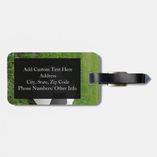 Fußball im Gras Gepäckanhänger (Rückseite horizontal)