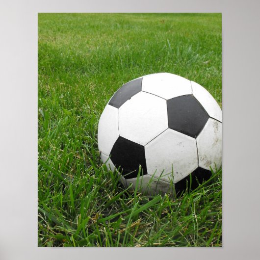 Fußball im Gras Poster (Vorne)