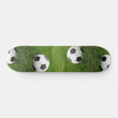 Fußball im Gras Skateboard (Horizontal)