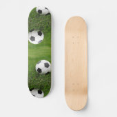 Fußball im Gras Skateboard (Vorderseite)