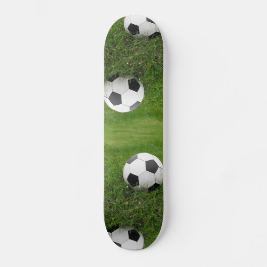 Fußball im Gras Skateboard (Vorderseite)