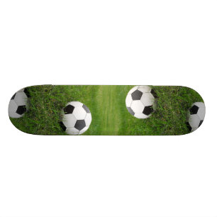Fußball im Gras Skateboard