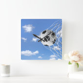 Fußball im Netz mit Himmel Quadratische Wanduhr (Zuhause)