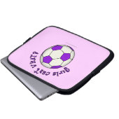 Fußball in Lila Laptopschutzhülle (Vorne Knopf)