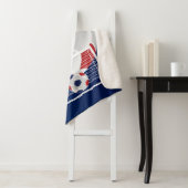 Fußball in Rot, Weiß und Blau mit DIY Text S Sherpadecke (Beispiel)