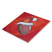 Fußball in Weihnachtsmannmütze über Rot Fliese (Seite)