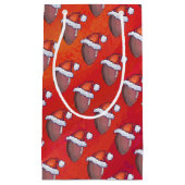 Fußball in Weihnachtsmannmütze über Rot Kleine Geschenktüte (Vorderseite)