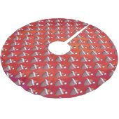 Fußball in Weihnachtsmannmütze über Rot Polyester Weihnachtsbaumdecke (Schrägansicht)