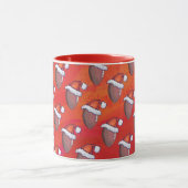 Fußball in Weihnachtsmannmütze über Rot Tasse (Zentrum)