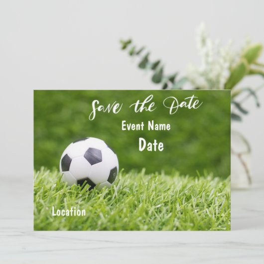 Fußball ist auf grünem Gras Save the Date Party  Einladung (Stehend Vorderseite)