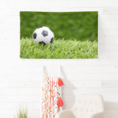 Fußball ist auf grünem Grasboden Banner (Insitu)
