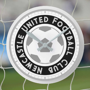 Fußball-Lüfter oder Fußball-Unterstützer. Fußballc Runde Wanduhr