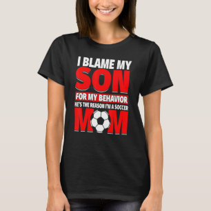 Fußball-Mama mit dem Sohn, der den Grund dafür trä T-Shirt