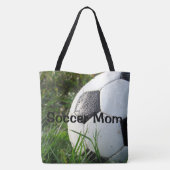 Fußball-Mama trägt EinkaufsTaschen-Tasche zur Tasche (Rückseite)