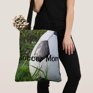 Fußball-Mama trägt EinkaufsTaschen-Tasche zur Tasche