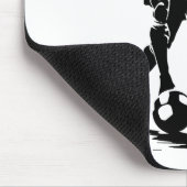 Fußball-Mann mit Ball-Design. Mousepad (Ecke)