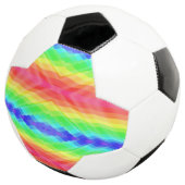 Fußball mit einem lebendigen, regenbogenfarbenen g (Dreiviertel)