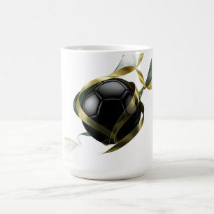 Fußball mit goldenen Schwüngen darum Kaffeetasse