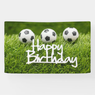 Fußball mit Happy Birthday Schild auf grün