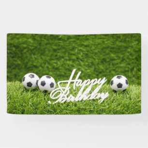 Fußball mit Happy Birthday Schild auf grün