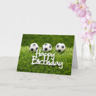 Fußball mit Happy Birthday Schild auf grün Karte