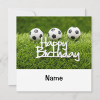 Fußball mit Happy Birthday Schild auf grüner Karte