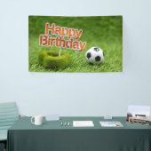 Fußball mit Happy Birthday Sign auf Grün Banner (Messeveranstaltung)