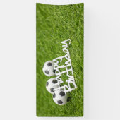 Fußball mit Happy Birthday Wort auf Grün  Banner (Vertikal)