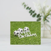 Fußball mit Happy Birthday Wort auf Grün Postkarte (Stehend Vorderseite)