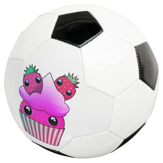 Fußball mit Kawaii Erdbeerkuchen (Dreiviertel)