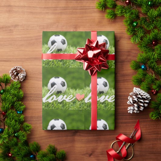 Fußball mit Liebe Fußball auf der grünen Fotografi Geschenkpapier (Feiertagsgeschenk)