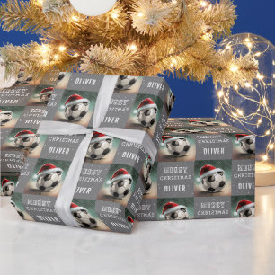 Fußball mit lustigem Weihnachtsmannhut Geschenkpapier