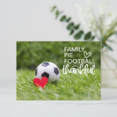 Fußball mit rotem Herz auf grünem Gras Dankeskarte (Stehend Vorderseite)