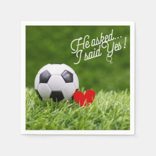 Fußball mit rotem Herz auf grüner Hochzeitslippe Serviette
