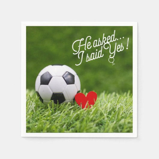 Fußball mit rotem Herz auf grüner Hochzeitslippe Serviette (Vorderseite)