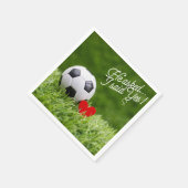 Fußball mit rotem Herz auf grüner Hochzeitslippe Serviette (Ecke)