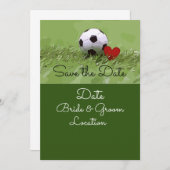 Fußball mit rotem Herzen auf grüner Hochzeit Einladung (Vorne/Hinten)