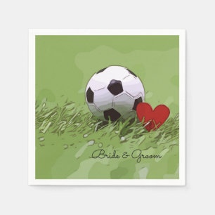 Fußball mit rotem Herzen auf grüner Hochzeit Serviette